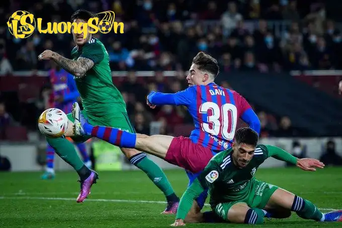 Lối chơi máu lửa ảnh hưởng nhiều đến thể trạng của Gavi. (Ảnh: X @FCB) Lối chơi máu lửa ảnh hưởng nhiều đến thể trạng của Gavi. (Ảnh: X @FCB)