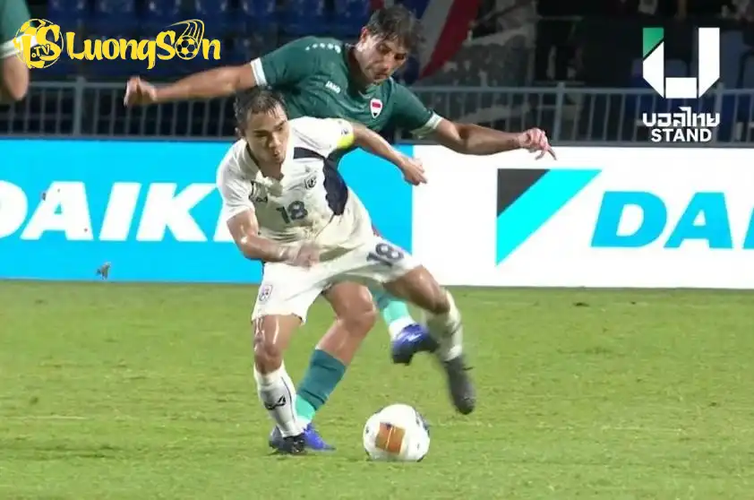 Pha phạm lỗi của cầu thủ Iraq mang đến sự phẫn nộ lớn cho các CĐV Thái Lan