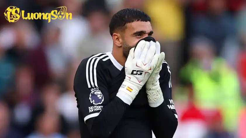 David Raya than phiền về quả bóng sau bàn thua (Ảnh: GOAL)