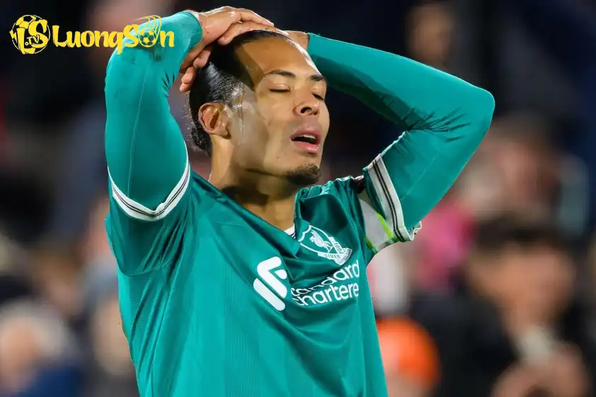 Van Dijk và Liverpool đang có màn trình diễn thảm họa - Ảnh: Alamy Van Dijk và Liverpool đang có màn trình diễn thảm họa