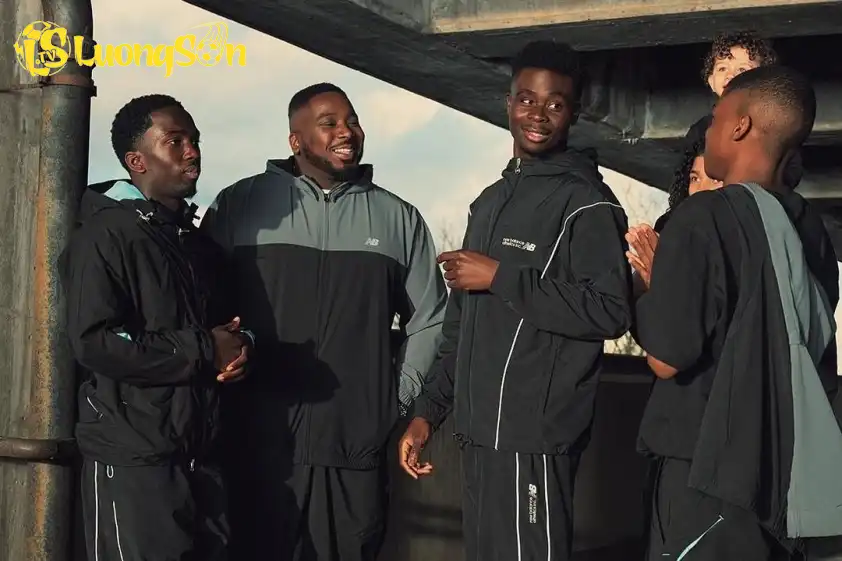 Saka có được nguồn thu lớn từ việc quảng cáo.